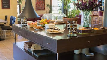 Café da manhã continental todos os dias (EUR 14 por pessoa)