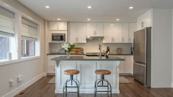 冰箱、微波炉、烤箱、炉灶