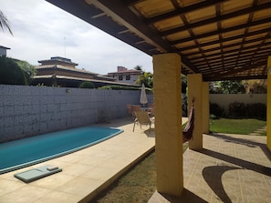 Outdoor pool - House in a gated community with a pool and air conditioning in the bedrooms, ideal for families. (Camaçari)