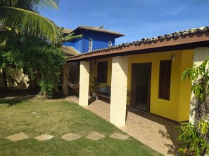 Exterior - House in a gated community with a pool and air conditioning in the bedrooms, ideal for families. (Camaçari)