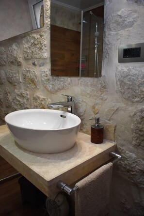 Classic-Apartment, Meerblick | Badezimmer | Dusche, kostenlose Toilettenartikel, Haartrockner, Handtücher