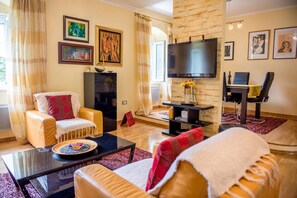 Comfort-Apartment, Meerblick | Wohnbereich | LCD-Fernseher