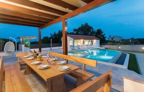 Outdoor dining - Lovely home in Marcana with sauna (Marcana)