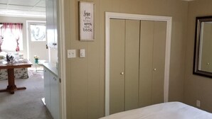 1 bedroom, iron/ironing board, WiFi, bed sheets - Cottage by the Sea (Anacortes)