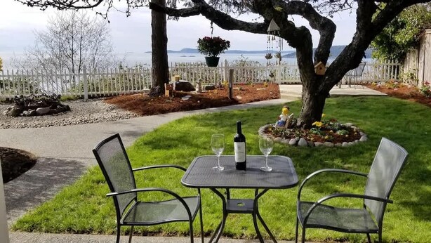 Outdoor dining - Cottage by the Sea (Anacortes)