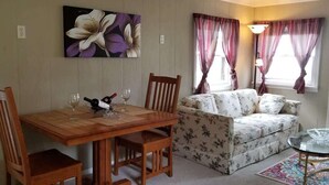 TV, fireplace - Cottage by the Sea (Anacortes)