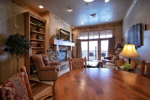 Smart TV, chimenea y libros 