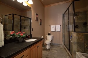 Tina con regadera, secadora de cabello, toallas 