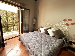 2 bedrooms, desk, iron/ironing board, WiFi