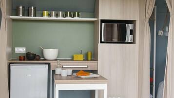 Tienda de campaña, varias camas | Cocineta privada | Refrigerador, microondas, parrilla de estufa y utensilios de cocina