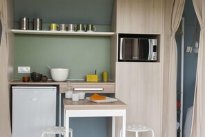テント ベッド (複数台) | 専用簡易キッチン | 冷蔵庫、電子レンジ、コンロ、調理器具と食器
