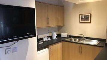 Family Suite | Private kitchen | Coffee/tea maker, electric kettle