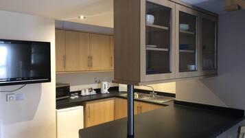 Family Suite | Private kitchen | Coffee/tea maker, electric kettle