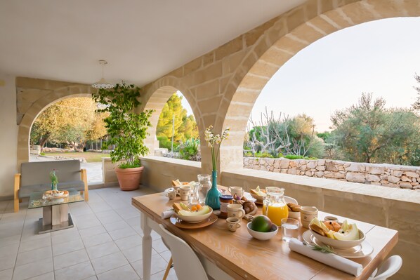 Design-Apartment, 2 Schlafzimmer, Meerblick, zum Innenhof hin | Terrasse/Patio