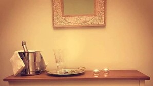 A table with a champagne bottle, glasses, and shot glasses, suggesting a setting for a celebration or gathering. - Guest House Le Ginestre Dell'Etna (Belpasso)