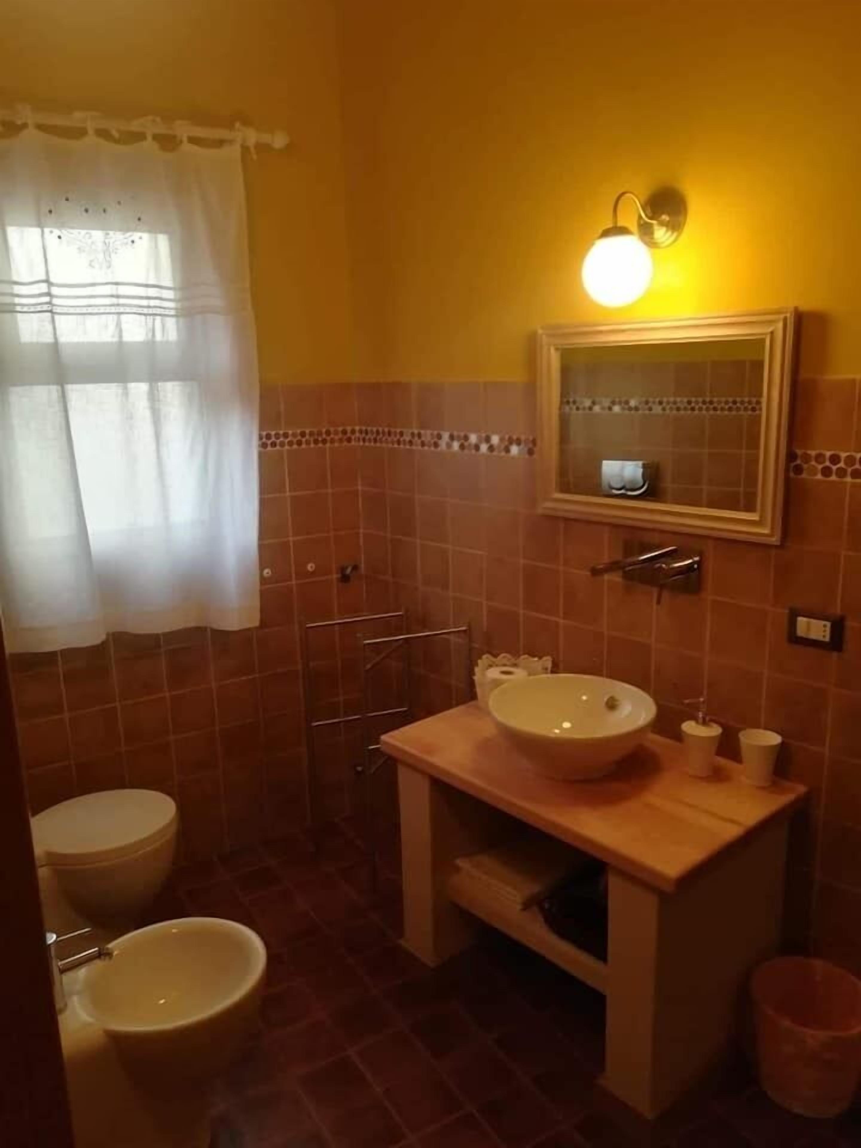 Ein Badezimmer mit Toilette, Waschbecken und Dusche.