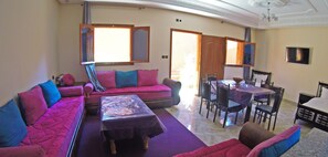 Toetasjes familieleilighet | Oppholdsområde | En 32-tommers Flatskjerm-TV med Parabol-TV samt oppvarmet gulv