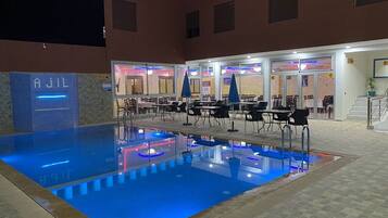 Piscine couverte, piscine extérieure, chaises longues