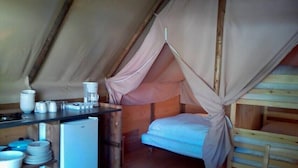 A compact room with a bunk bed, a small kitchenette, and a tent-like canopy over the bed. - Amazone (Auxonne)