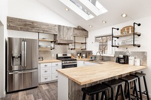 冷蔵庫、電子レンジ、オーブン、コンロ