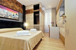 Ropa de cama de alta calidad y caja de seguridad en la habitación 