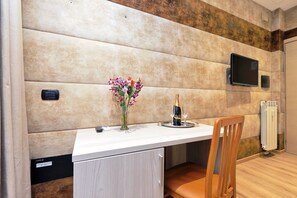 Double Room | Premium bedding, in-room safe, desk, laptop workspace - Gialli Vatican Guesthouse (Rome)