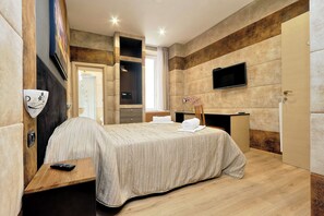 Ropa de cama de alta calidad y caja de seguridad en la habitación 