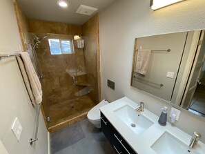 Duschwanne, Haartrockner, Handtücher, Toilettenpapier