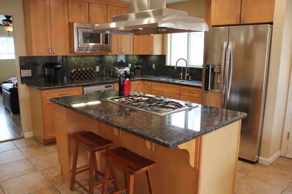 Refrigerador, microondas, horno y parrilla de estufa 