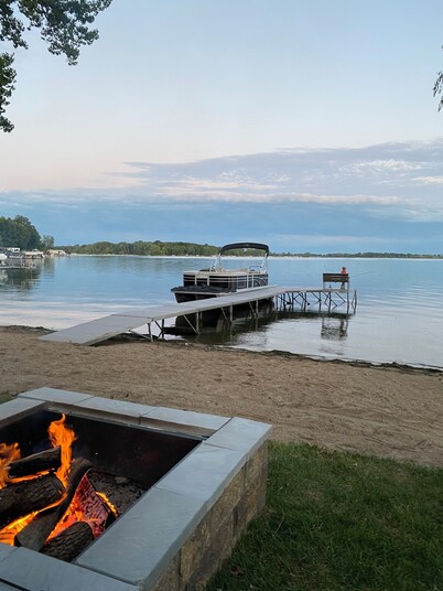 Stay in View of Madison: Beautiful, spacious home on Madison Lake