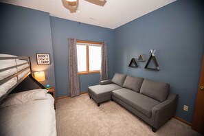 3 habitaciones, escritorio y tabla de planchar con plancha 