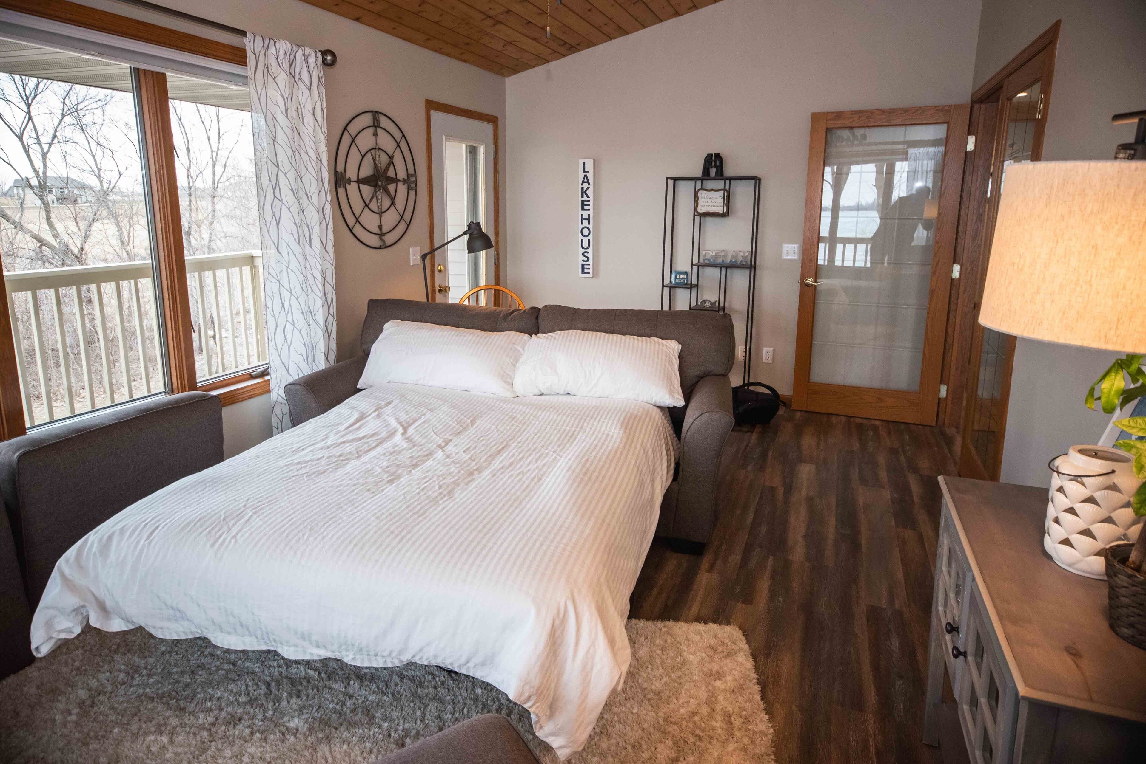 3 makuuhuonetta, työpöytä, silitysrauta/-lauta, vauvan matkasänky