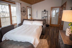 3 makuuhuonetta, työpöytä, silitysrauta/-lauta, vauvan matkasänky