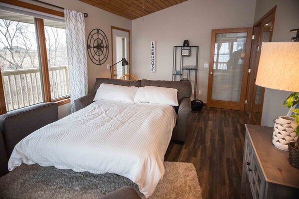 3 soverom, skrivebord, strykejern/-brett og reiseseng for barn