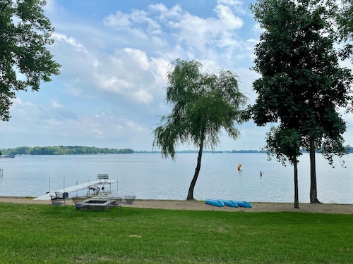 Stay in View of Madison: Beautiful, spacious home on Madison Lake