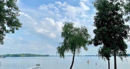 Stay in View of Madison: Beautiful, spacious home on Madison Lake