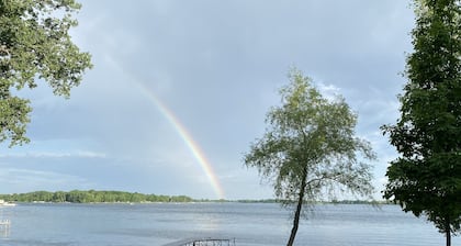 Stay in View of Madison: Beautiful, spacious home on Madison Lake
