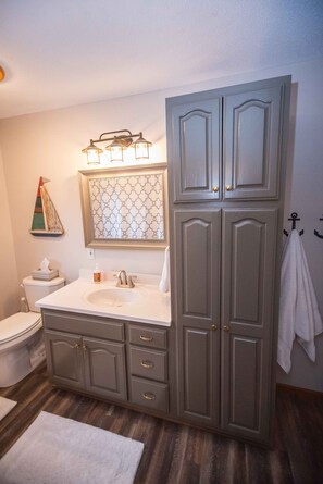 Combined shower/tub, jetted tub, hair dryer, towels - Stay in View of Madison: Beautiful, spacious home on Madison Lake (Madison Lake)