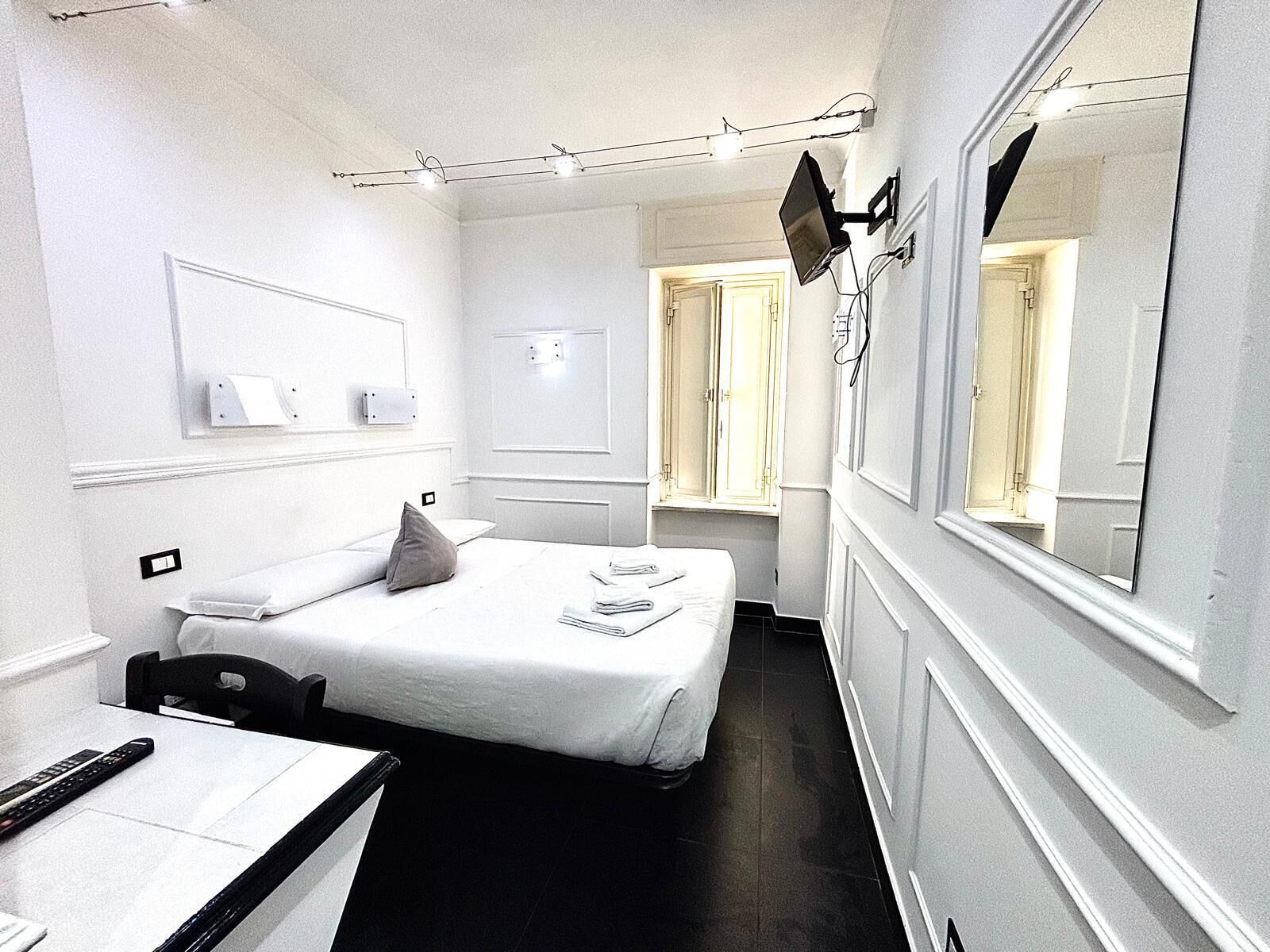 Economy tweepersoonskamer | Een bureau, geluiddichte muren, gratis wifi, beddengoed