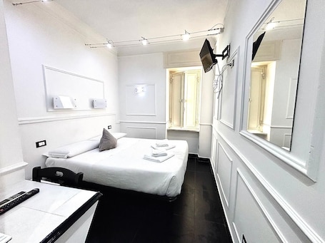 Habitación económica doble | Escritorio, sistema de insonorización, wifi gratis y ropa de cama. Palace Rome - Hostel