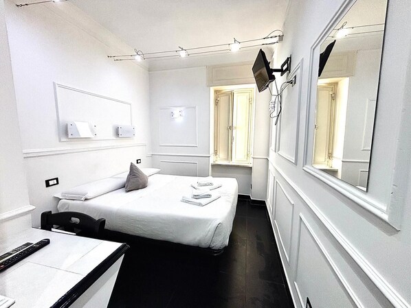 Economy tweepersoonskamer | Een bureau, geluiddichte muren, gratis wifi, beddengoed