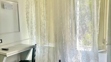 Escritorio, sistema de insonorización, wifi gratis y ropa de cama