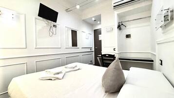 Economy Double Room | Desk, soundproofing, free WiFi, bed sheets