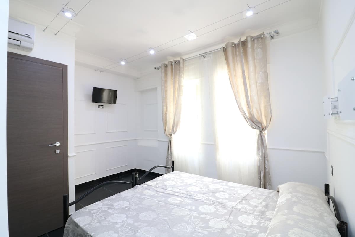 Een bureau, geluiddichte muren, gratis wifi, beddengoed