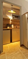 Frigobar, microondas, placa de cocina, cafetera expreso