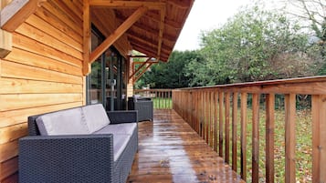 Deluxe chalet, 1 tweepersoonsbed, kitchenette, aan tuin | 2 slaapkamers, individueel gedecoreerd, verduisterende gordijnen