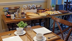 Bữa sáng buffet với phụ phí nhỏ vào ngày cuối tuần 