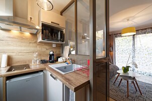 Frigobar, microondas, placa de cocina, cafetera expreso