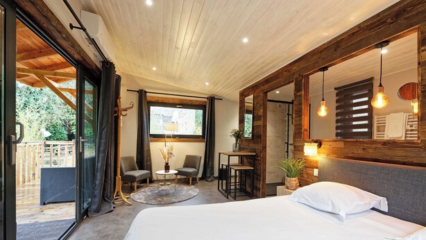 Nhà gỗ Deluxe, 1 giường đôi, bếp nhỏ, khu vực vườn | Màn/rèm cản sáng, phòng cách âm, bàn ủi/dụng cụ ủi quần áo 