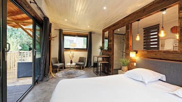 Chalet Deluxe, 1 cama matrimonial, cocineta, en el área del jardín | 2 habitaciones, decoración personalizada y cortinas blackout